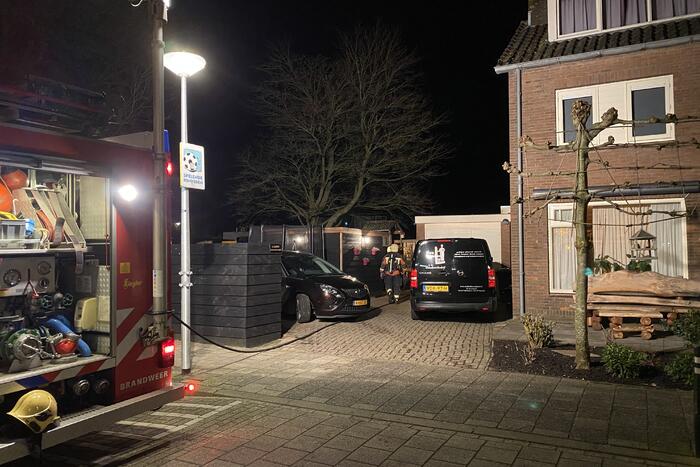 Brandweer blust brand in achtertuin