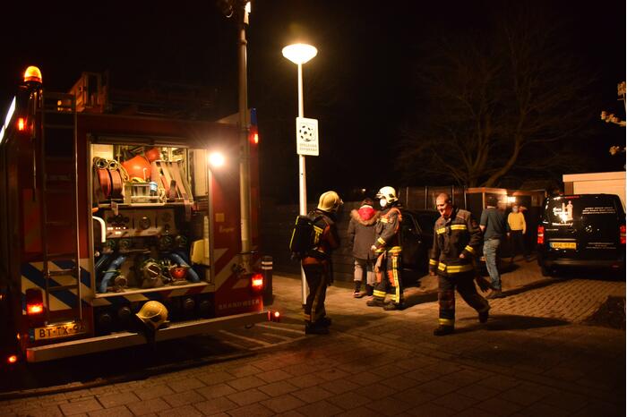Brandweer blust brand in achtertuin