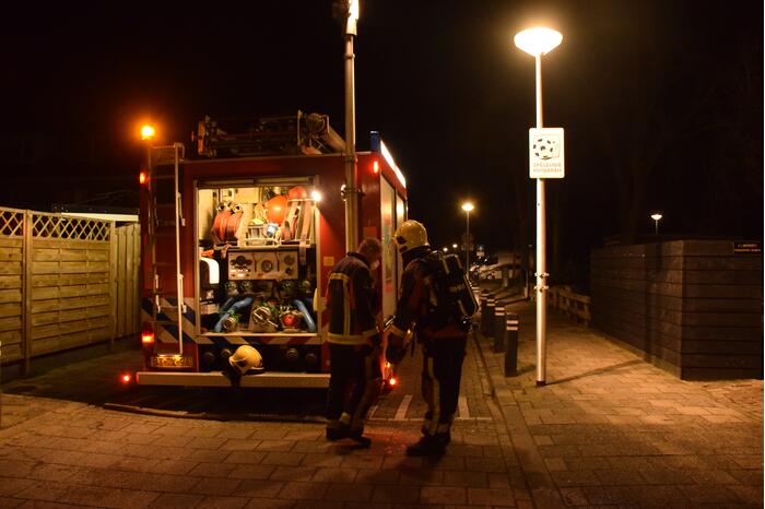 Brandweer blust brand in achtertuin