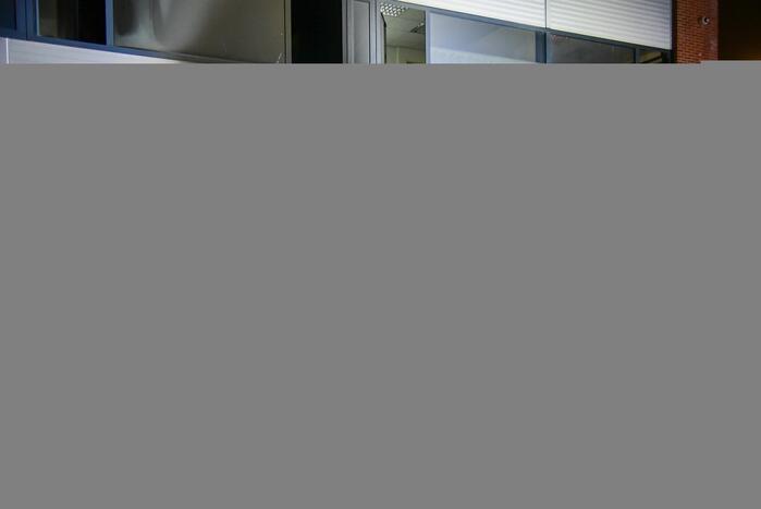 Frans voertuig rijdt in op loods