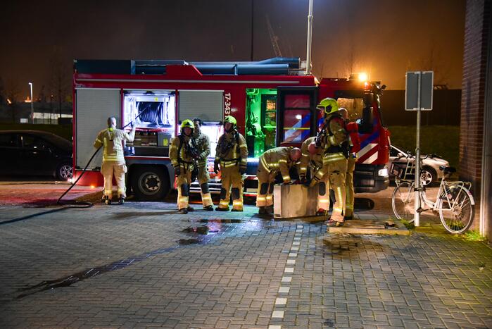 Frans voertuig rijdt in op loods