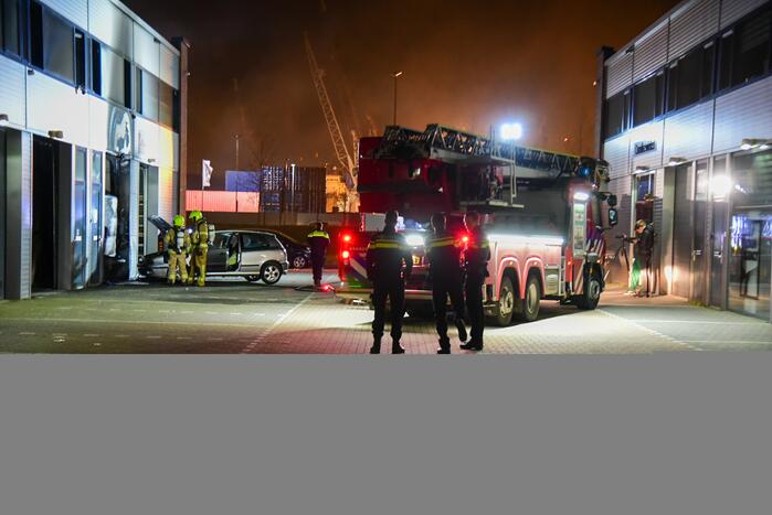 Frans voertuig rijdt in op loods