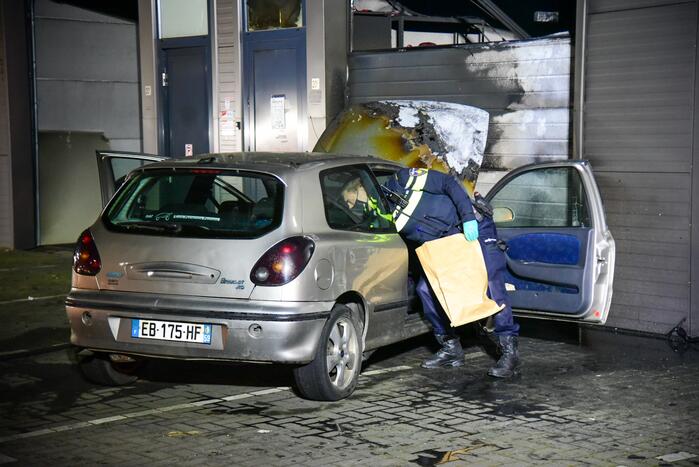 Frans voertuig rijdt in op loods
