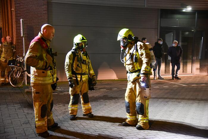 Frans voertuig rijdt in op loods