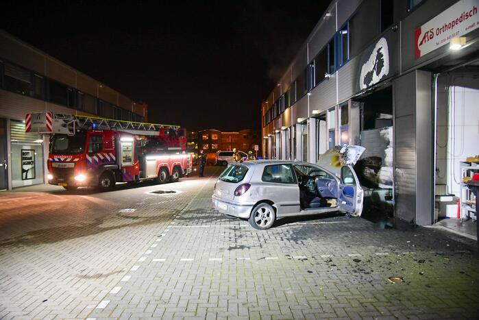 Frans voertuig rijdt in op loods