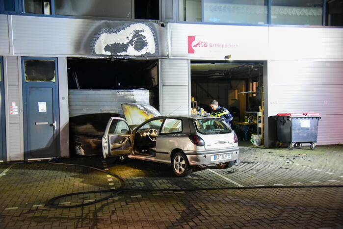 Frans voertuig rijdt in op loods