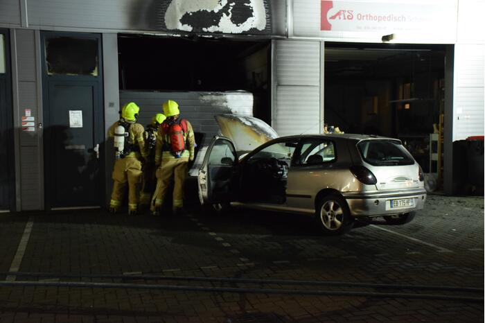 Frans voertuig rijdt in op loods