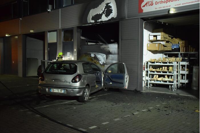 Frans voertuig rijdt in op loods