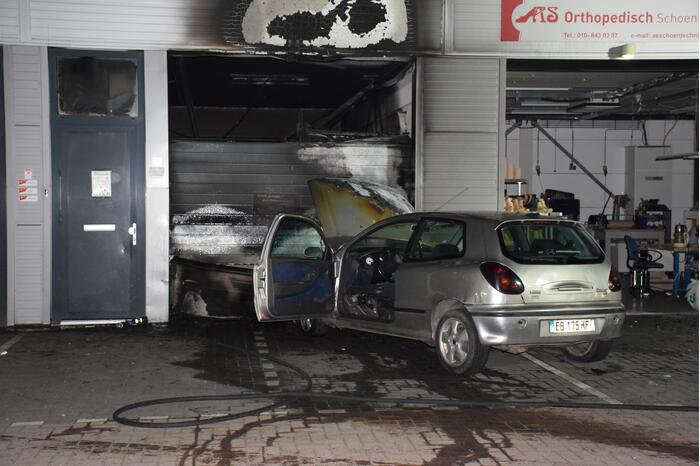 Frans voertuig rijdt in op loods