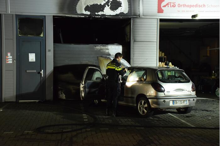 Frans voertuig rijdt in op loods