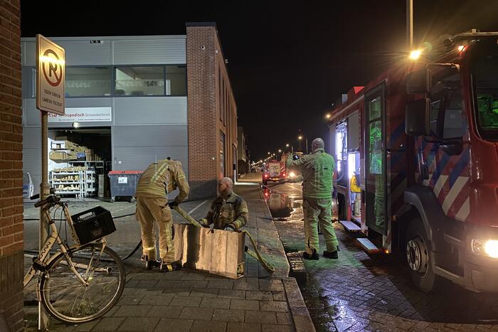 Frans voertuig rijdt in op loods