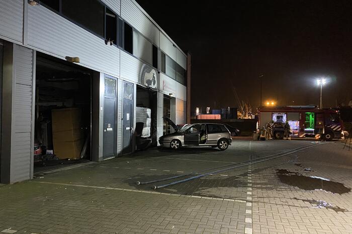 Frans voertuig rijdt in op loods