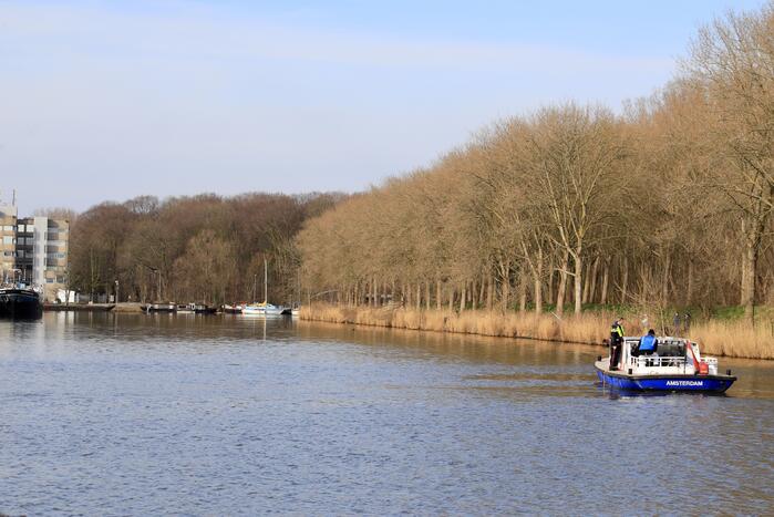 Auto met drie kinderen te water, moeder vermist