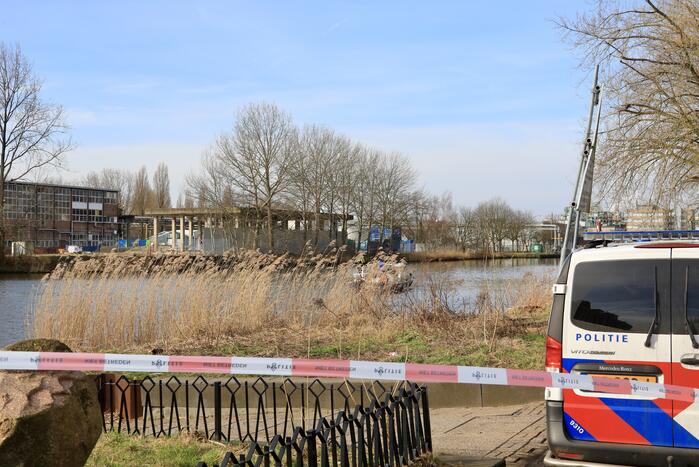 Auto met drie kinderen te water, moeder vermist