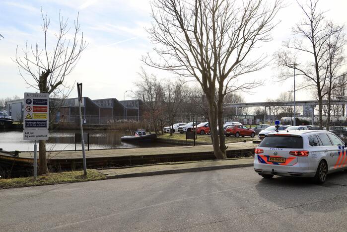 Auto met drie kinderen te water, moeder vermist