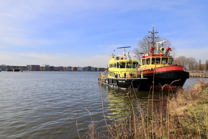 Auto met drie kinderen te water, moeder vermist