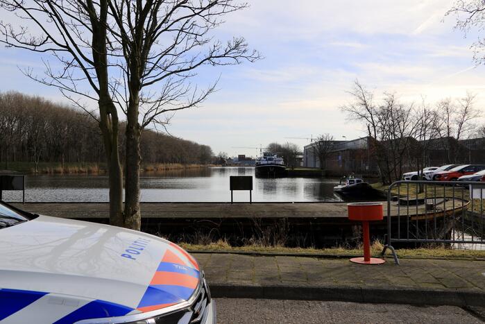 Auto met drie kinderen te water, moeder vermist