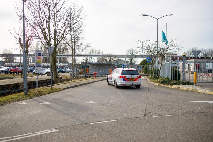 Auto met drie kinderen te water, moeder vermist