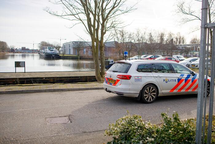 Auto met drie kinderen te water, moeder vermist