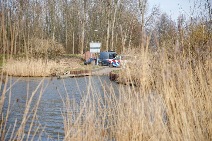 Auto met drie kinderen te water, moeder vermist