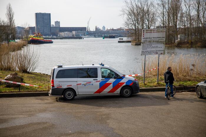 Auto met drie kinderen te water, moeder vermist