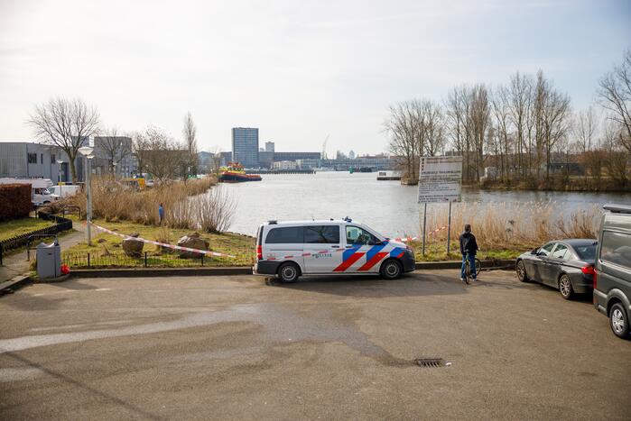Auto met drie kinderen te water, moeder vermist