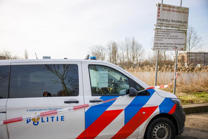 Auto met drie kinderen te water, moeder vermist