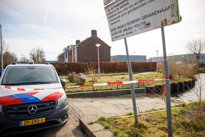 Auto met drie kinderen te water, moeder vermist
