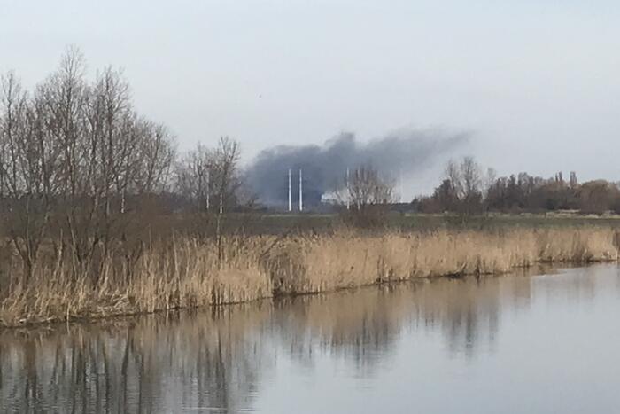 Enorme rookwolken bij grote brand
