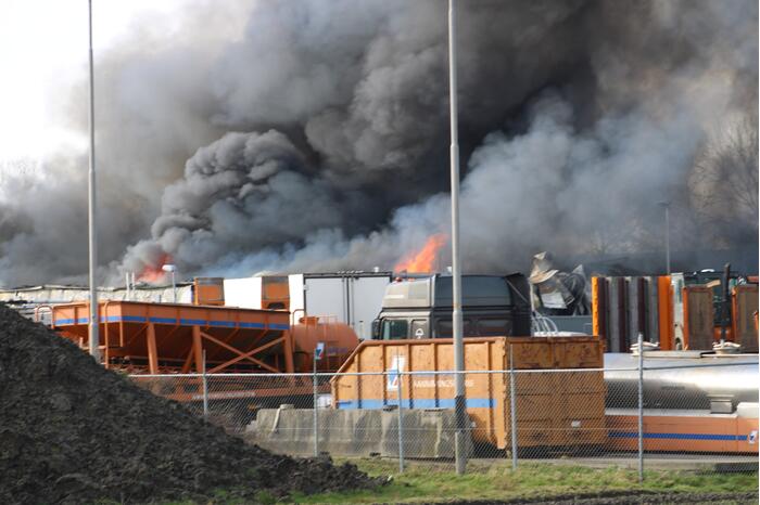 Enorme rookwolken bij grote brand