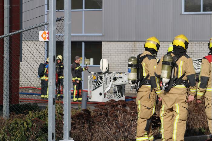 Enorme rookwolken bij grote brand