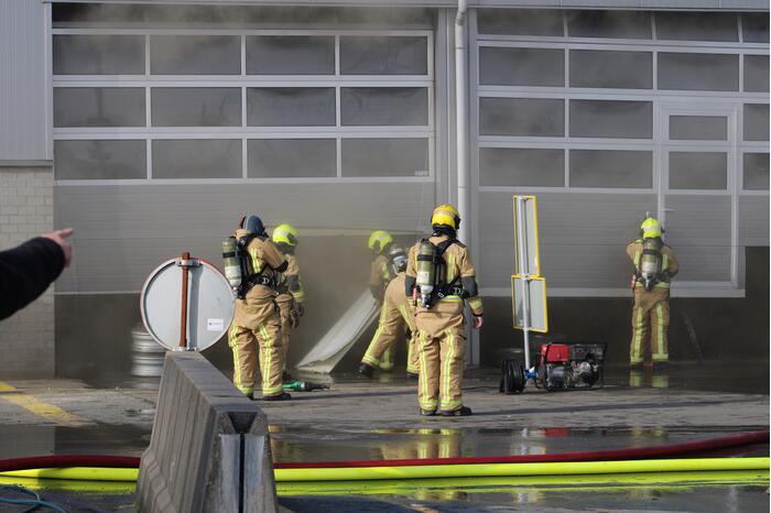 Enorme rookwolken bij grote brand