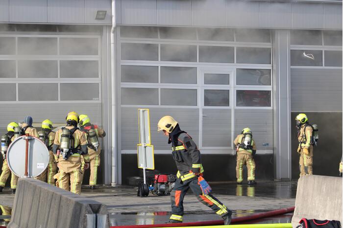 Enorme rookwolken bij grote brand