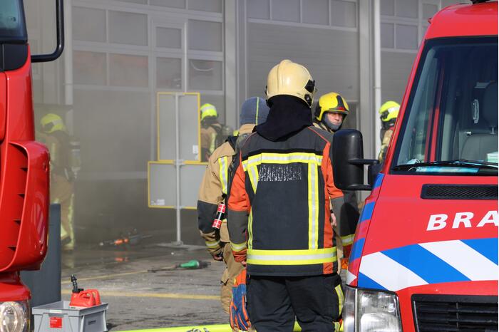 Enorme rookwolken bij grote brand