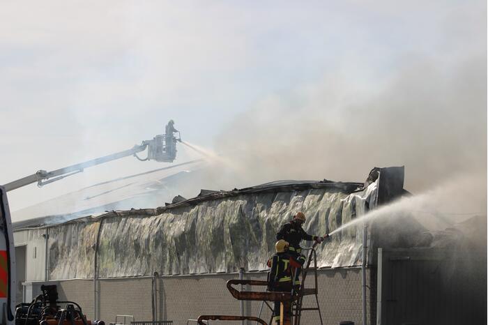 Enorme rookwolken bij grote brand