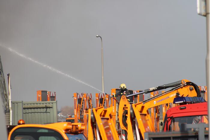 Enorme rookwolken bij grote brand