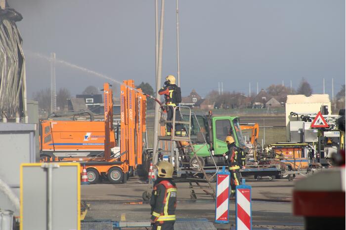 Enorme rookwolken bij grote brand