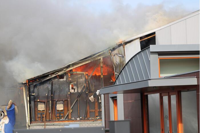 Enorme rookwolken bij grote brand