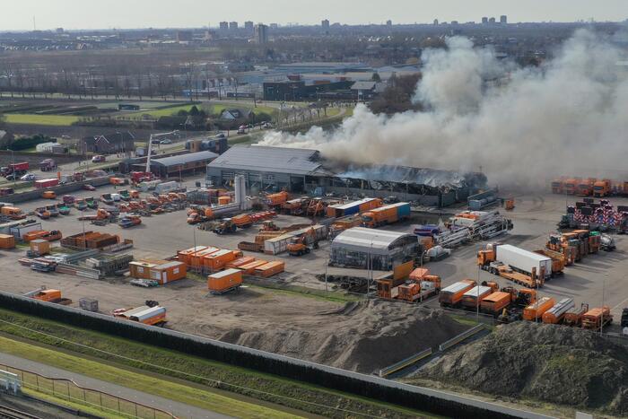 Enorme rookwolken bij grote brand