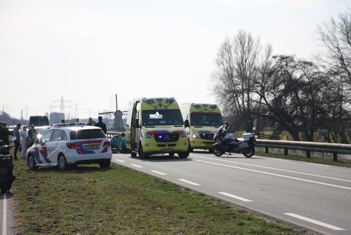 Motorrijder slaat over de kop en raakt zwaargewond