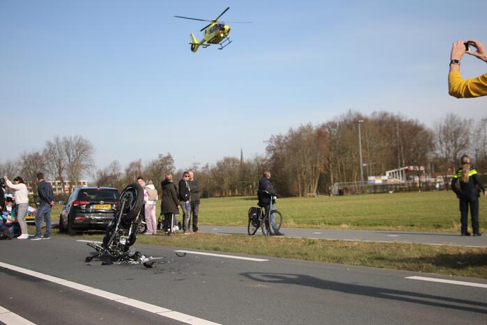 Motorrijder slaat over de kop en raakt zwaargewond