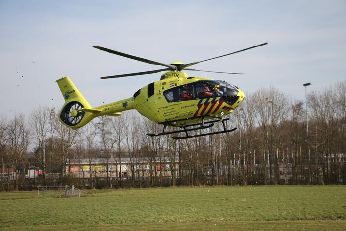 Motorrijder slaat over de kop en raakt zwaargewond