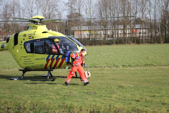 Motorrijder slaat over de kop en raakt zwaargewond