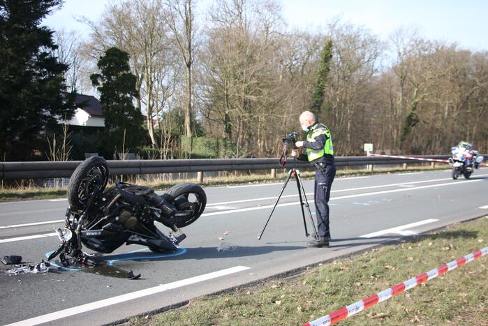 Motorrijder slaat over de kop en raakt zwaargewond