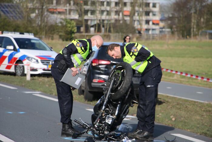 Motorrijder slaat over de kop en raakt zwaargewond