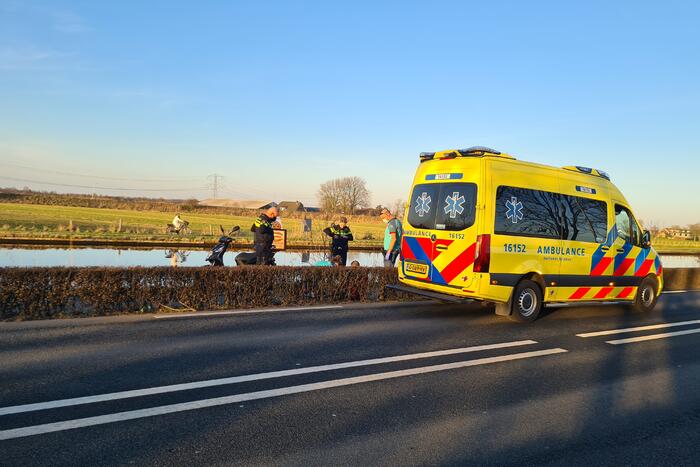 Bezorger met scooter onderuit