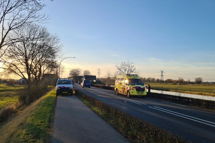 Bezorger met scooter onderuit