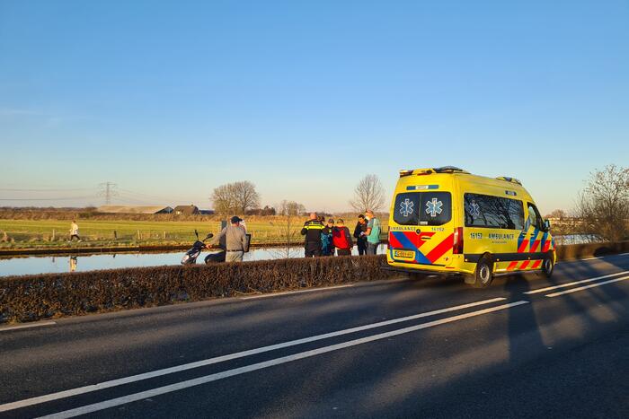Bezorger met scooter onderuit