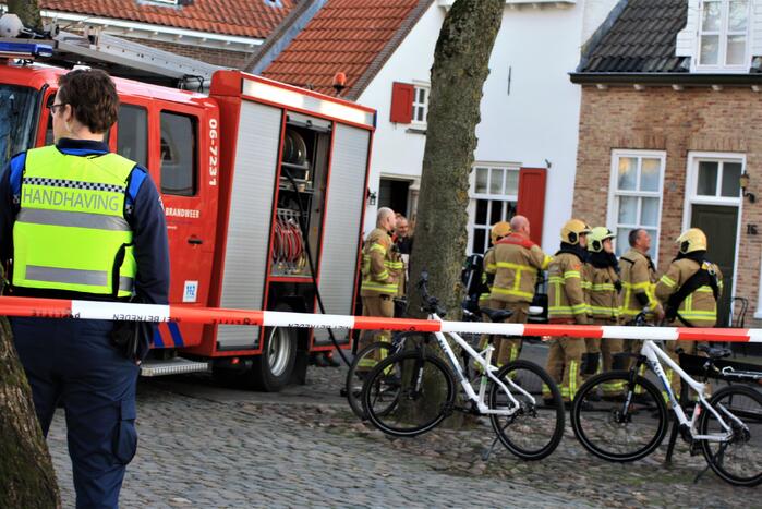 Brandweer veegt schoorsteen na brand