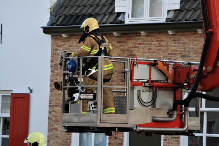 Brandweer veegt schoorsteen na brand